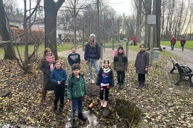 Nina Kötzel (AWO Stadtteilprojekt) und Bianca Haischberger (Stabsstelle für Demografie, Bildung und Familie) mit den Stadtteilforschern in Ketschendorf.