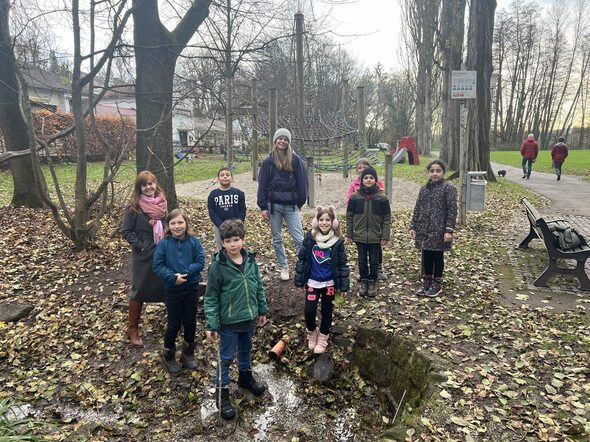 Nina Kötzel (AWO Stadtteilprojekt) und Bianca Haischberger (Stabsstelle für Demografie, Bildung und Familie) mit den Stadtteilforschern in Ketschendorf.