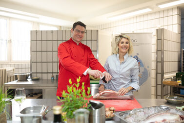Vorbereitung ist alles: OB Dominik Sauerteig und TV-Köchin Felicitas Then