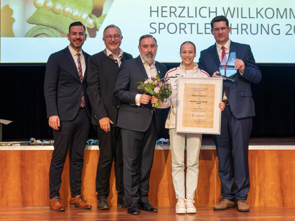 Melissa Wacker, Sportlerin des Jahres, erhält Urkunde und Pokal.