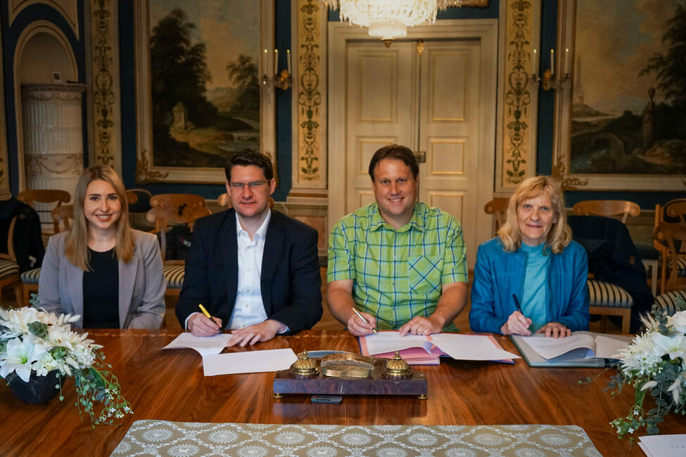 OB Dominik Sauerteig, André Dehler (2. Bürgermeister Grub am Forst) und Marita Pollex-Claus (2. Bürgermeisterin Niederfüllbach) unterzeichnen