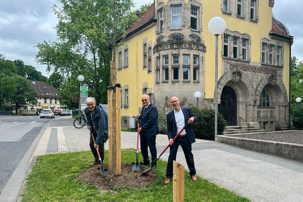 (von links) Werner Pilz, Ulrich Herbert und Gernot Kirchner legen Hand bei der Baumpflanzung an.