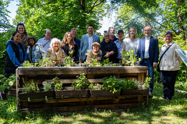Die Beteiligten am Projekt Contaktgarten mit OB Dominik Sauerteig und 2. Bürgermeister Hans-Herbert Hartan