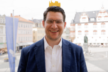 Oberbürgermeister Dominik Sauerteig trägt die Fränkische Krone