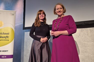 Das Bundesfamilienministerium hat das Bündnis „Coburg – die Familienstadt“ auch im aktuellen Zeitraum bis 2026 ausgezeichnet: Bianca Haischberger (li.) mit der damaligen Ministerin Lisa Paus.