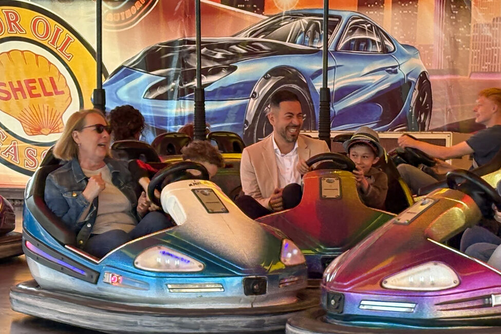 3. Bürgermeister Can Aydin besucht mit Schüler*innen der Schule am Hofgarten das Frühlingsfest