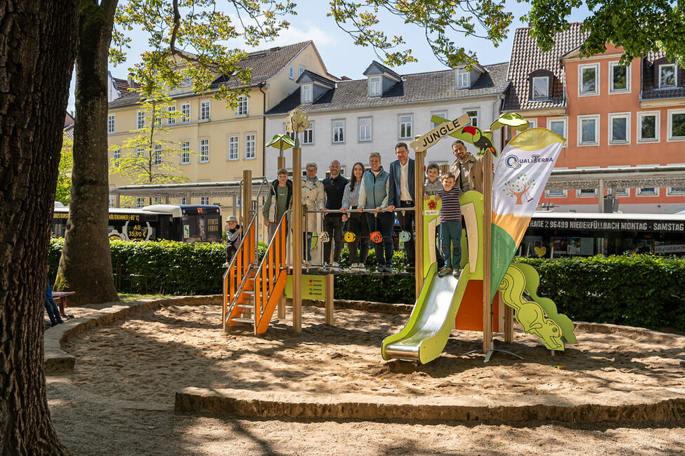 OB Dominik Sauerteig und Bürgermeister Can Aydin eröffnen das neue Spielgerät im Joasiasgarten