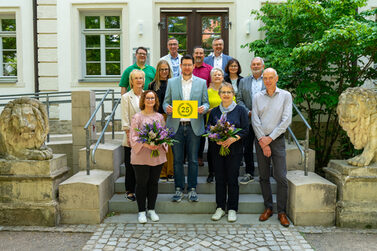 Die Kontaktstelle Selbsthilfe feiert 25. Jubiläum.1. Reihe unten von links nach rechts: Julia Hofmann, Sabine Feuerbach-Heim (beide Geschäftsstelle RT in der Kontaktstelle Selbsthilfe), Volker Seifarth (DAK) 2. Reihe von links nach rechts: Elke Schwab (Siemens BKK), Oberbürgermeister Dominik Sauerteig 3. Reihe von links nach rechts: Claudia Spirito (BKK Faber-Castell), Angelika Wich (Selbsthilfevertreterin), Reinhold Hahn (Selbsthilfevertreter) 4. Reihe von links nach rechts: Uwe Leidinger (AOK CO/KC/LIF), Martin Stegner (Barmer), Petra Walther (SVLFG) 5. Reihe von links nach rechts: Holger Diez (Amtsleiter Sozial- und Versicherungsamt), Klaus Fuchs (Audi BKK)