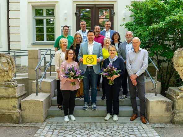 Die Kontaktstelle Selbsthilfe feiert 25. Jubiläum.1. Reihe unten von links nach rechts: Julia Hofmann, Sabine Feuerbach-Heim (beide Geschäftsstelle RT in der Kontaktstelle Selbsthilfe), Volker Seifarth (DAK) 2. Reihe von links nach rechts: Elke Schwab (Siemens BKK), Oberbürgermeister Dominik Sauerteig 3. Reihe von links nach rechts: Claudia Spirito (BKK Faber-Castell), Angelika Wich (Selbsthilfevertreterin), Reinhold Hahn (Selbsthilfevertreter) 4. Reihe von links nach rechts: Uwe Leidinger (AOK CO/KC/LIF), Martin Stegner (Barmer), Petra Walther (SVLFG) 5. Reihe von links nach rechts: Holger Diez (Amtsleiter Sozial- und Versicherungsamt), Klaus Fuchs (Audi BKK)