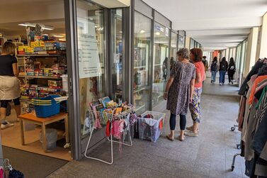 Der Kinderschutzbund betreut den Second-Hand-Laden "Die Kiste" in der Passage am Familienzentrum.