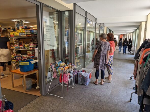 Der Kinderschutzbund betreut den Second-Hand-Laden "Die Kiste" in der Passage am Familienzentrum.