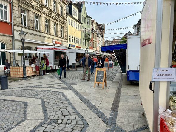 Die Marktstände rücken während des Weinfests an die Westseite des Marktes und in die Spitalgasse.