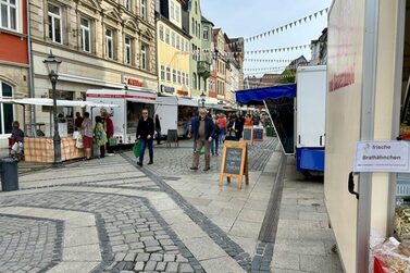 Die Marktstände rücken während des Weinfests an die Westseite des Marktes und in die Spitalgasse.