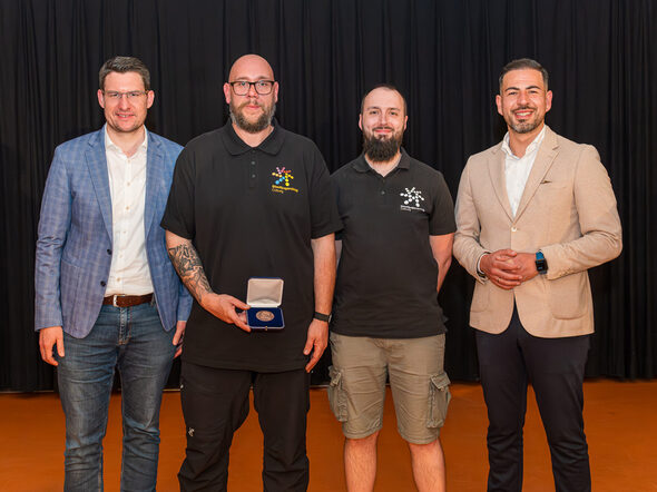 OB Domninik Sauerteig (li), Alexander Müller (ehemaliger SJR-Vorsitzender), Louis Münster (neuer SJR-Vorsitzender), 3. Bürgermeister Can Aydin