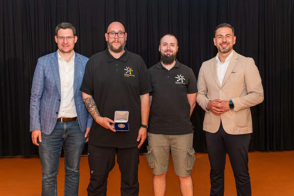 OB Domninik Sauerteig (li), Alexander Müller (ehemaliger SJR-Vorsitzender), Louis Münster (neuer SJR-Vorsitzender), 3. Bürgermeister Can Aydin