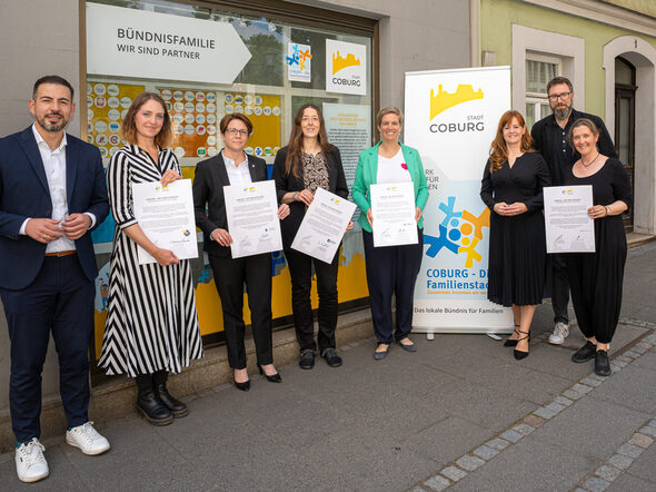 Bürgermeiste Can Aydin (li.) und Bianca Haischerberger (Leiterin Stabsstelle Demografie, Bildung und Familie, 3.v.r.) begrüßen die neuen Partner im Bündnis "Coburg - Die Familienstadt"