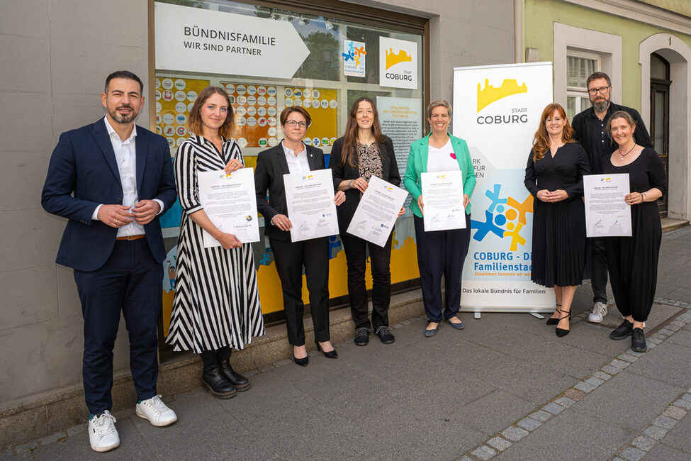 Bürgermeiste Can Aydin (li.) und Bianca Haischerberger (Leiterin Stabsstelle Demografie, Bildung und Familie, 3.v.r.) begrüßen die neuen Partner im Bündnis "Coburg - Die Familienstadt"