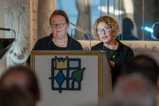 Die Rückertpreis-Preisträgerinnen Anne Birkenhauer (Übersetzerin) und Aghi Mishol beschreiben in ihrer Dankesrede die Besonderheiten des Hebräischen.