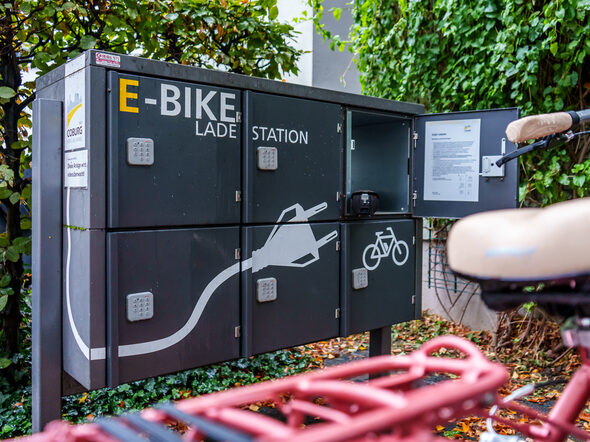 Auf der Mauer ist eine kostenlose E-Bike-Ladestation