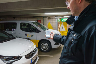 OB Dominik Sauerteig bucht einen Coburg Flitzer per App.