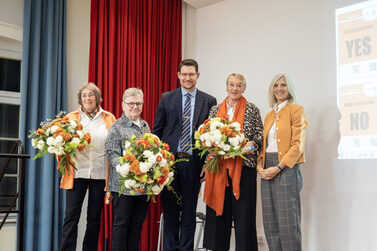 Die Gründerinnen des Arbeitskreises "Keine Gewalt gegen Frauen" Nora Treiber-Dengler, Marianne Morchel und Erna Rank-Kern sowie Sprecherin Susanne Müller mit Oberbürgermeister Dominik Sauerteig