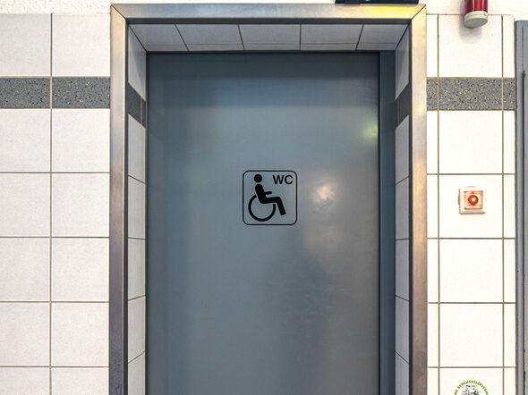 Tür zur barrierefreien Toilette im Stadthaus