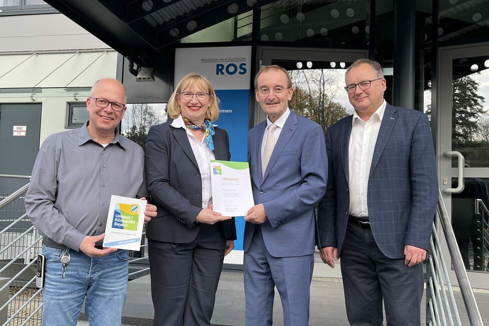 2. Bürgermeister Hans-Herbert Hartan und WiFög-Geschäftsführer Stephan Horn überreichen eine Auszeichnung des Klimapakts Bayern an die Firma Ros.