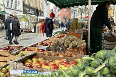 Wenn der Marktplatz belegt ist, stehen die Marktstände in der Spitalgasse.