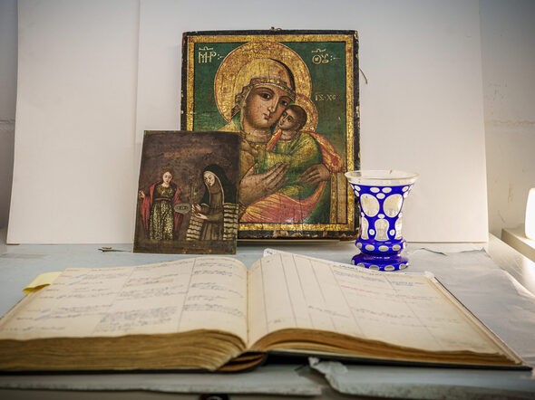 Drei Gegenstände, die Coburger Jüdinnen und Juden geraubt wurden, befinden sich aktuell noch in den Städtischen Sammlungen.