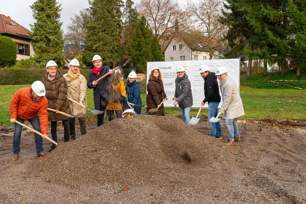 Viele Leute versammelten sich zum Spatenstich der Erweiterung der Kita in Scheuerfeld 2025.