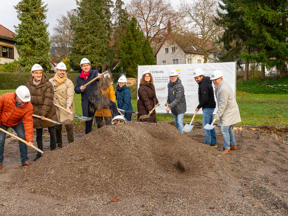 Viele Leute versammelten sich zum Spatenstich der Erweiterung der Kita in Scheuerfeld 2025.
