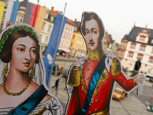 Victoria und Albert laden zum Tag der offenen Tür als Pappaufsteller ins Rathaus ein.