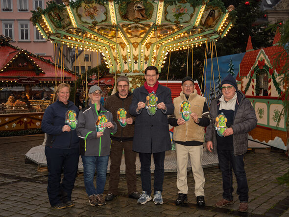 OB Dominik Sauerteig mit Schausteller*innen des Coburger Weihnachtsmarkts, stellvertretend für viele andere Untersützer*innen der Gurkensuche.