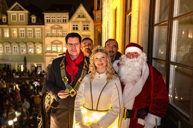 Oberbürgermeister Dominik Sauerteig, Bürgermeister Can Aydin und Bürgermeister Hans-Herbert Harlan mit Christkind und Weihnachtsmann.
