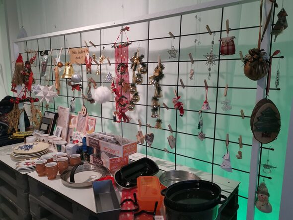 Beim Weihnachtswarentauschtag 2025 kann im Zukunftsraum wieder nach Schätzen gestöbert werden.