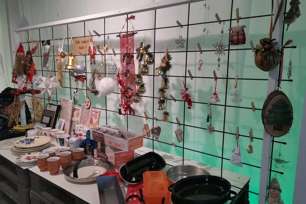 Beim Weihnachtswarentauschtag 2025 kann im Zukunftsraum wieder nach Schätzen gestöbert werden.