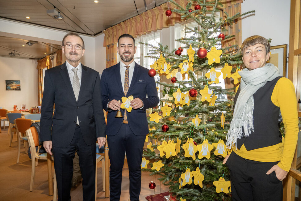 2. Bürgermeister Hans-Herbert Hartan, 3. Bürgermeister Can Aydin und Liane Blietzsch vor dem Wünschebaum im AWO-Mehrgenerationenhaus