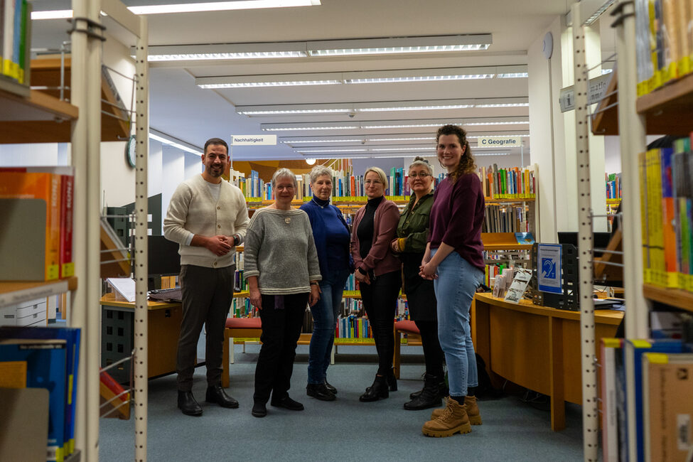 3. Bürgermeister Can Aydin, Brigitte Maisch, Karin Janker, Stephanie Hopf, Karin Engelhardt, Katharina Probst bei der Eröffnung der Bibliothek der Dinge.