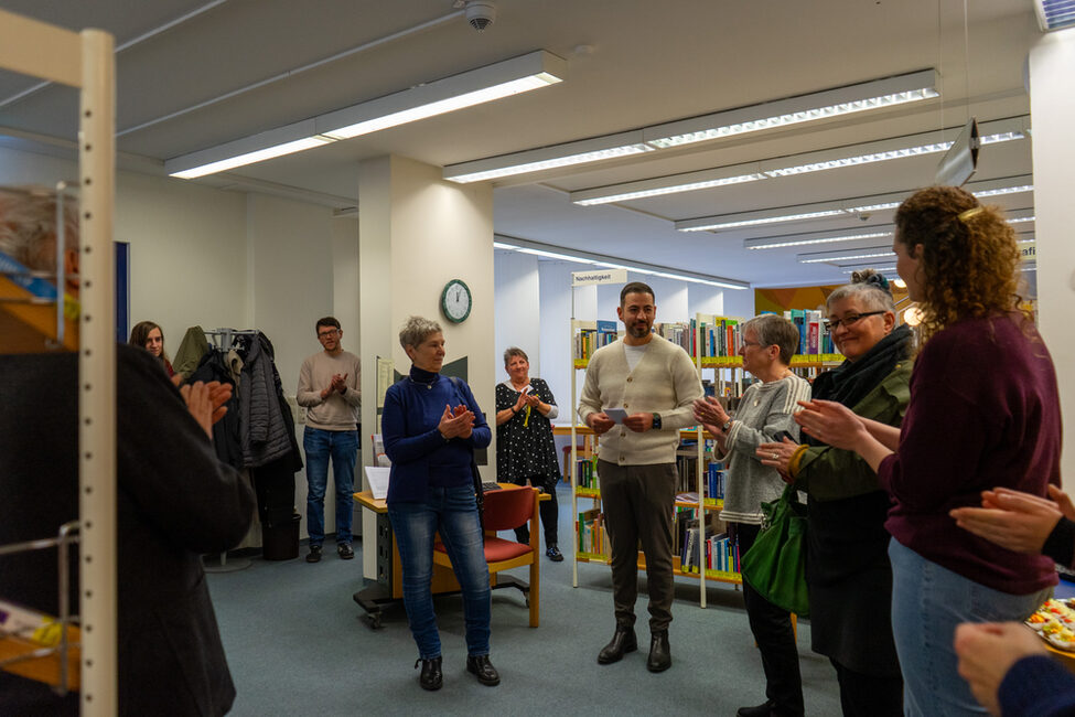 Die Initiator*innen der Bibliothek der Dinge und 3. Bürgermeister Can Aydin bei der Eröffnung.