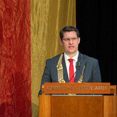 OB Dominik Sauerteig begrüßt die Eingebürgerten des Jahres 2024