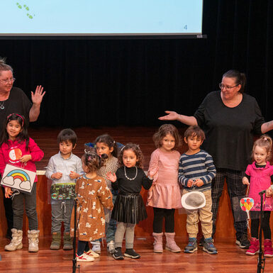 Der Kindergarten Augustenstift nimmt das Publikum auf eine musikalische Weltreise mit.