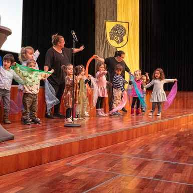 Der Kindergarten Augustenstift nimmt das Publikum auf eine musikalische Weltreise mit.