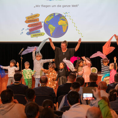 Der Kindergarten Augustenstift nimmt das Publikum auf eine musikalische Weltreise mit.