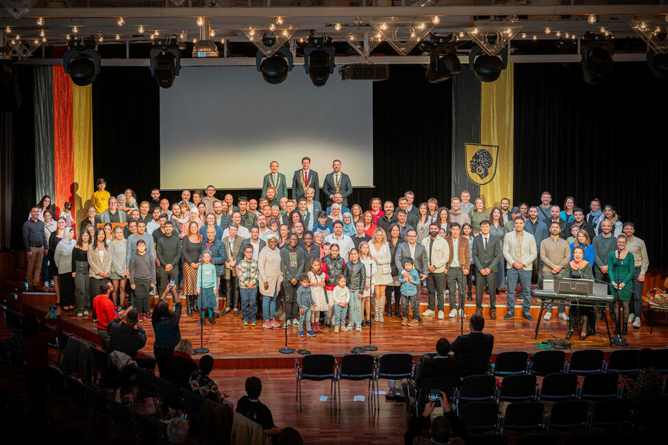 Rund 300 Menschen wurden in Coburg 2024 eingebürgert. Viele waren mit Familie und Freunden zur Einbürgerungsfeier ins Kongresshaus gekommen.