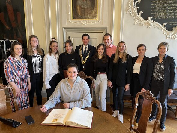 Das erfolgreiche Kanuloloteam des PSC Coburg trägt sich ins Goldene Buch der Stadt ein.