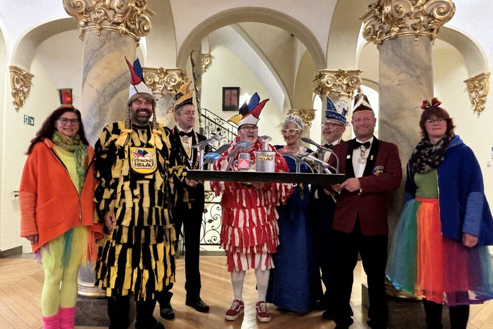 Die Coburger Narhalla, IG Helau und Karnevalsverein Weidach halten zusammen mit dem Prinzenpaar eine spontane Konferenz im Rathaus ab.