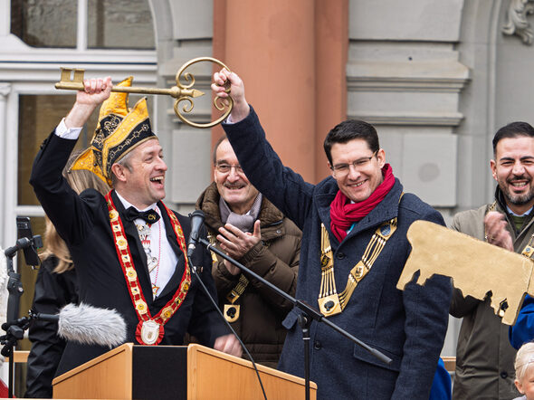 Rathaussturm 2025: OB Dominik Sauerteig übergibt den Rathausschlüssel an Narhalla-Präsidenten Stefan Unglaub