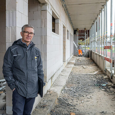 Hochbauamtsleiter Thorsten Huld besichtigt die Baustelle in der Wiesenstraße.