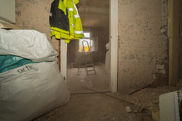 Die Wandverkleidung in der alten Hausmeisterwohung wurde entfernt.