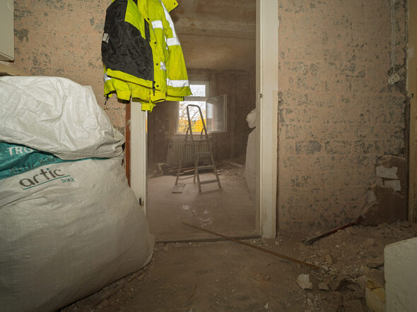 Die Wandverkleidung in der alten Hausmeisterwohung wurde entfernt.